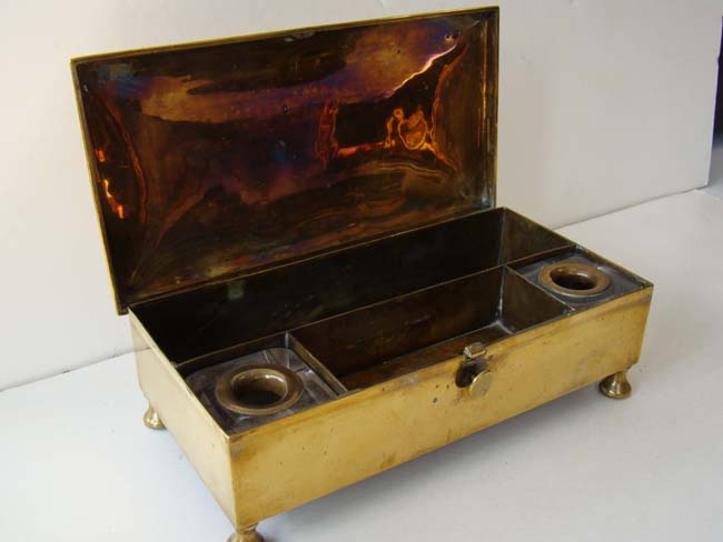 A fine 19th century brass inkstand engraved with the arms of The Worshipful Company of Skinners — image 4